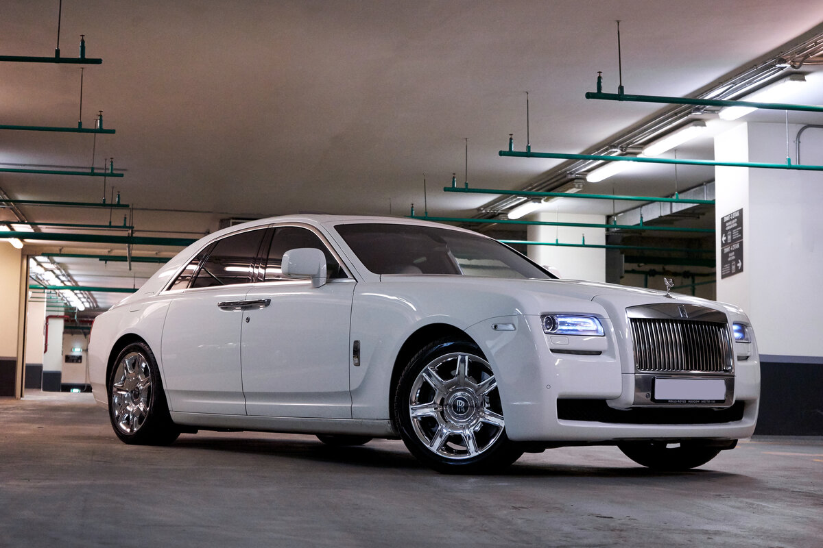 Белый роллс ройс. Rolls Royce Ghost. Rolls Royce Ghost 2016. Rolls Royce Ghost 2022. Rolls Royce Ghost белый.